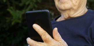 Más de 40 horas al año: el tiempo que pierden las familias españolas peleando con la atención al cliente de sus servicios