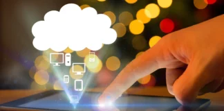 Quien domina los datos, domina el futuro: la nube y la importancia de digitalizar a las pymes en México mano tocando una tableta.jpg